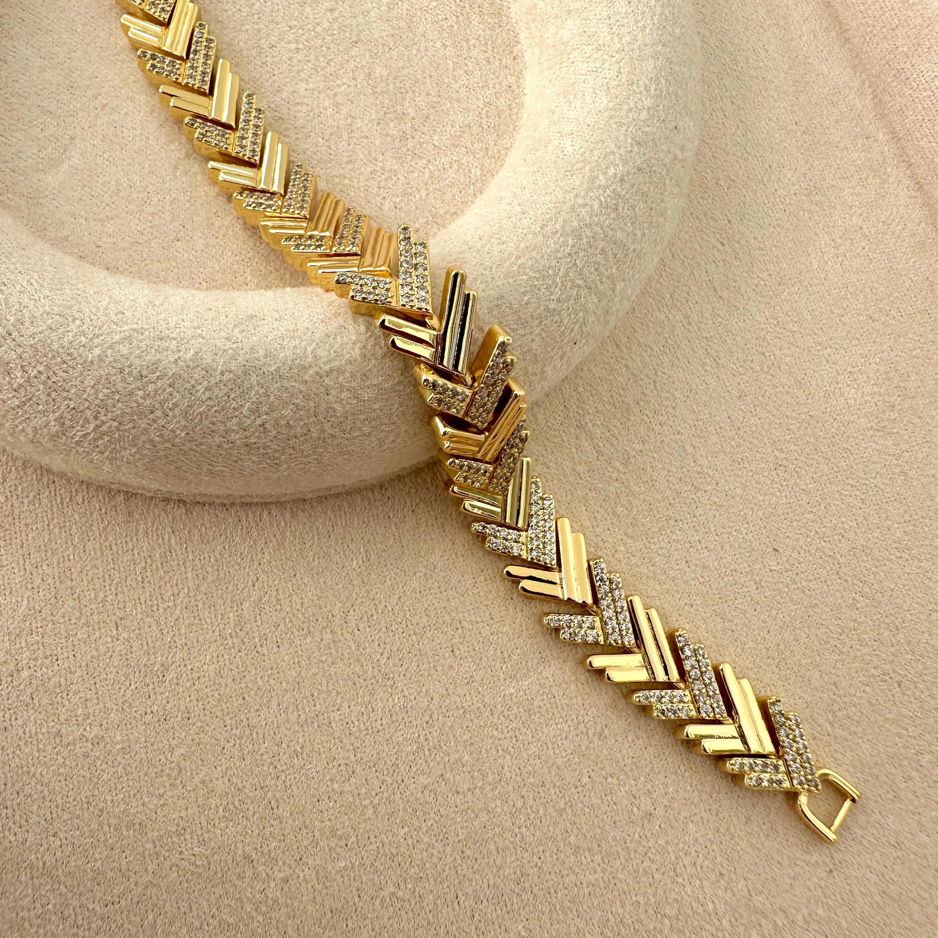 GY0044 Gold Taşlı Ok Model Bileklik