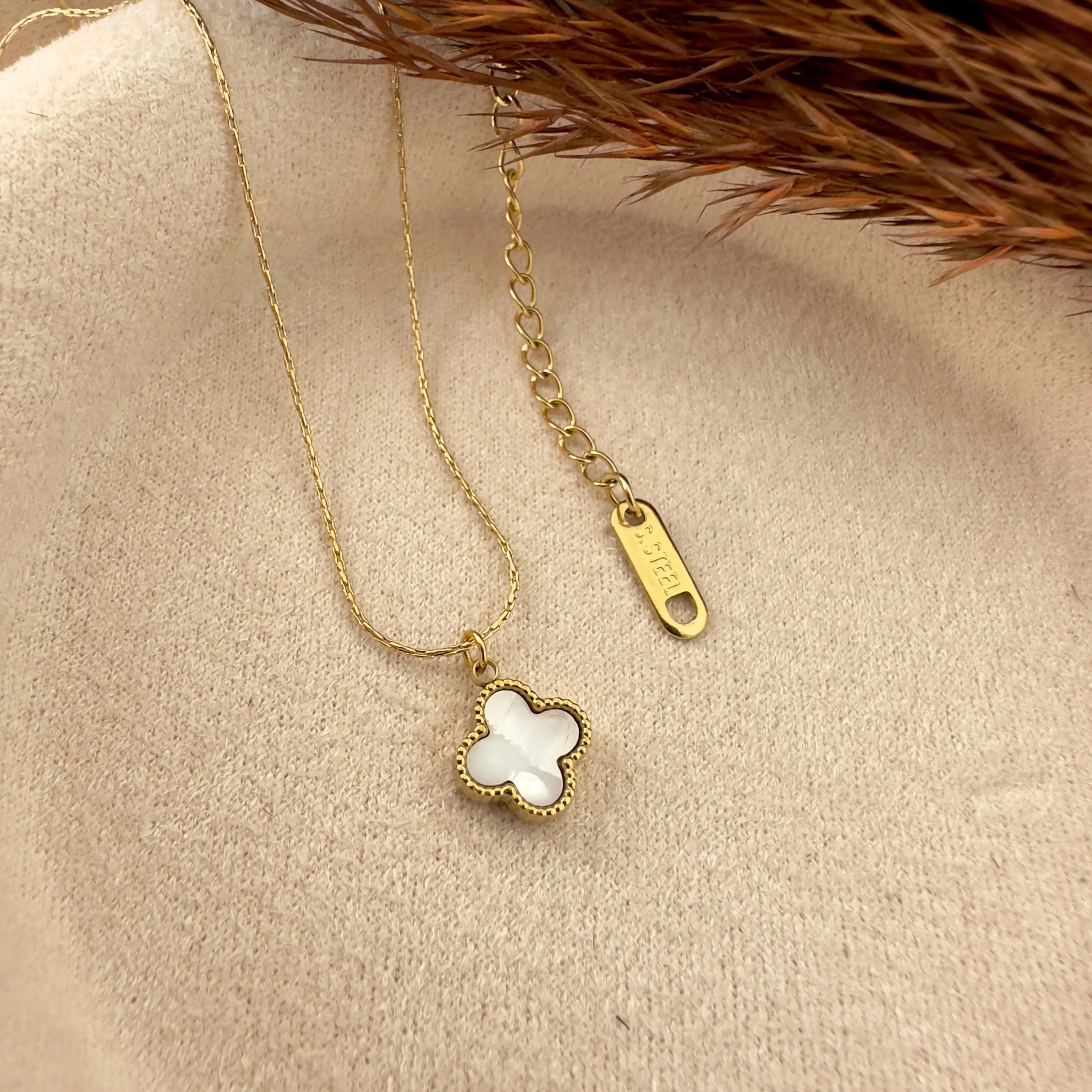 GY0062 Gold Sedef Yonca Kolye