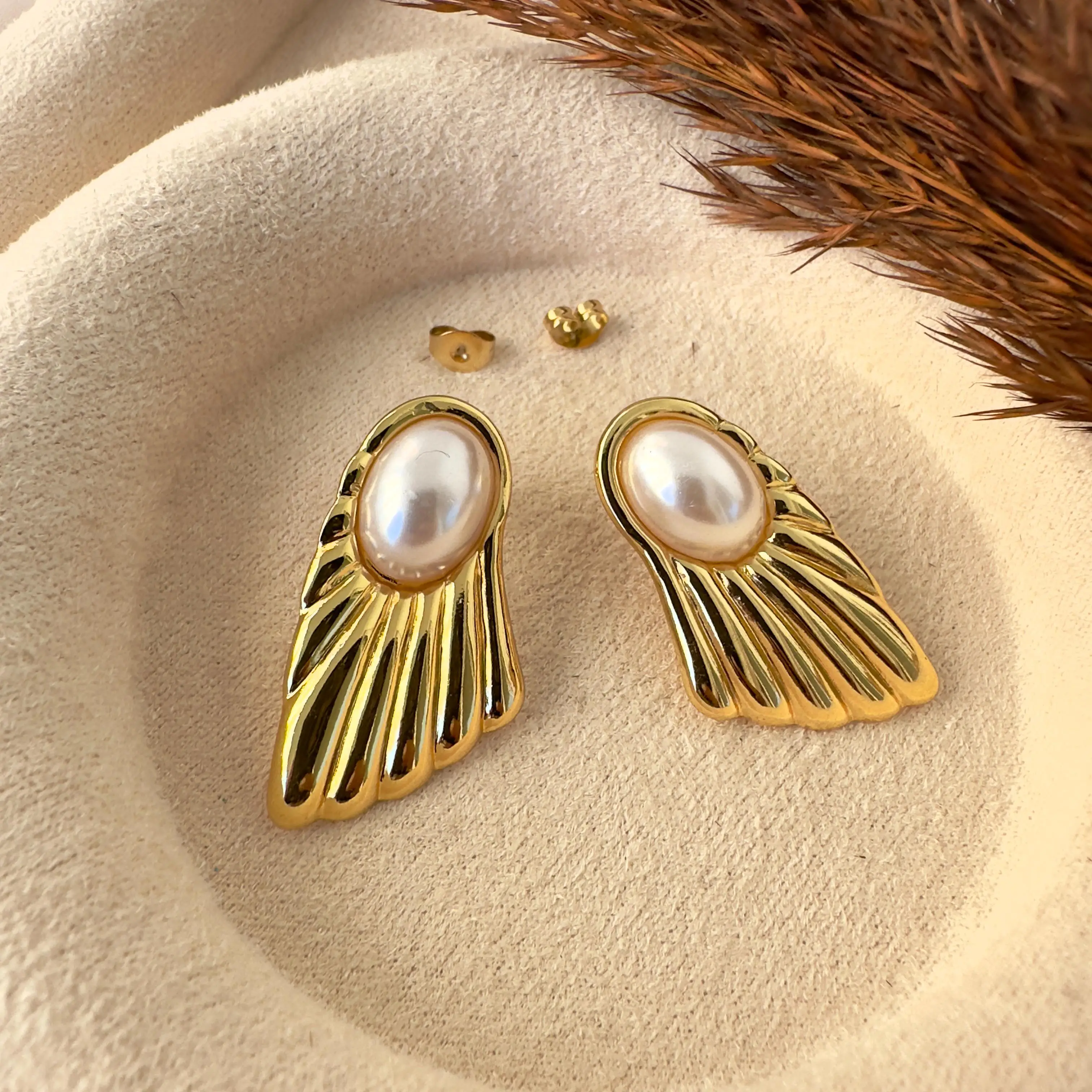 GY0010 Gold İnci Detay Metal Küpe