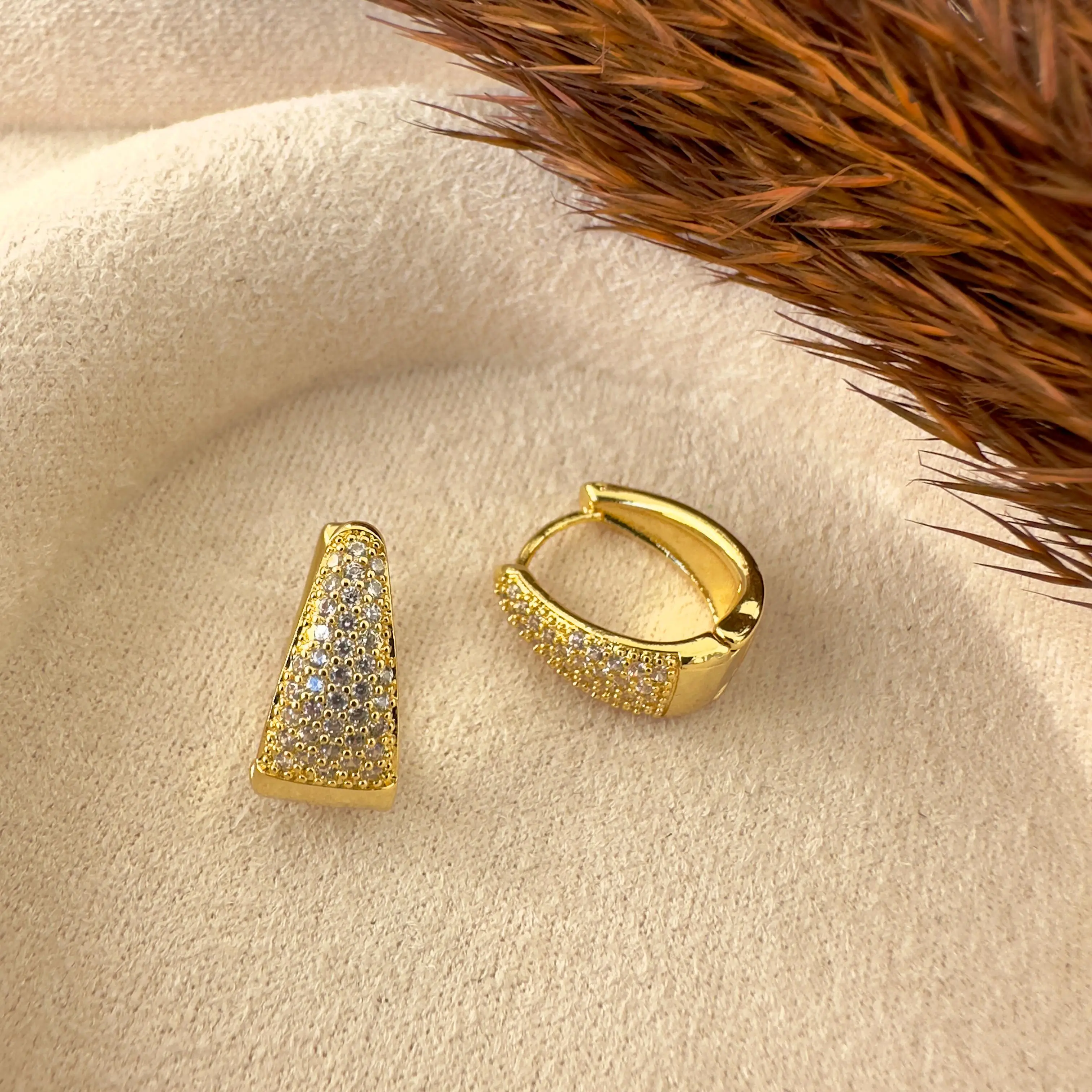 GY0032 Gold Taşlı Küpe
