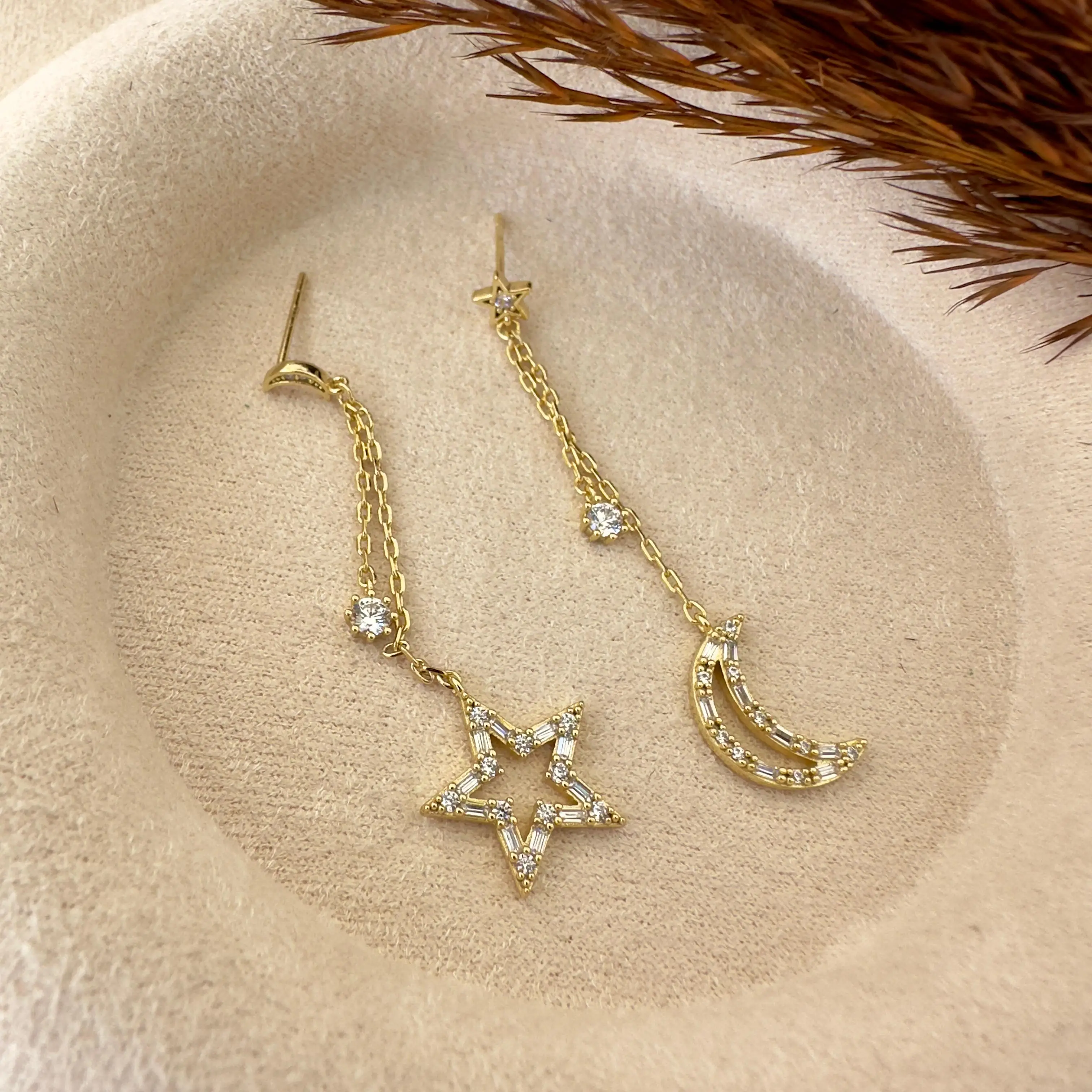 GY0105 Gold Ay Yıldız Sallantılı Küpe