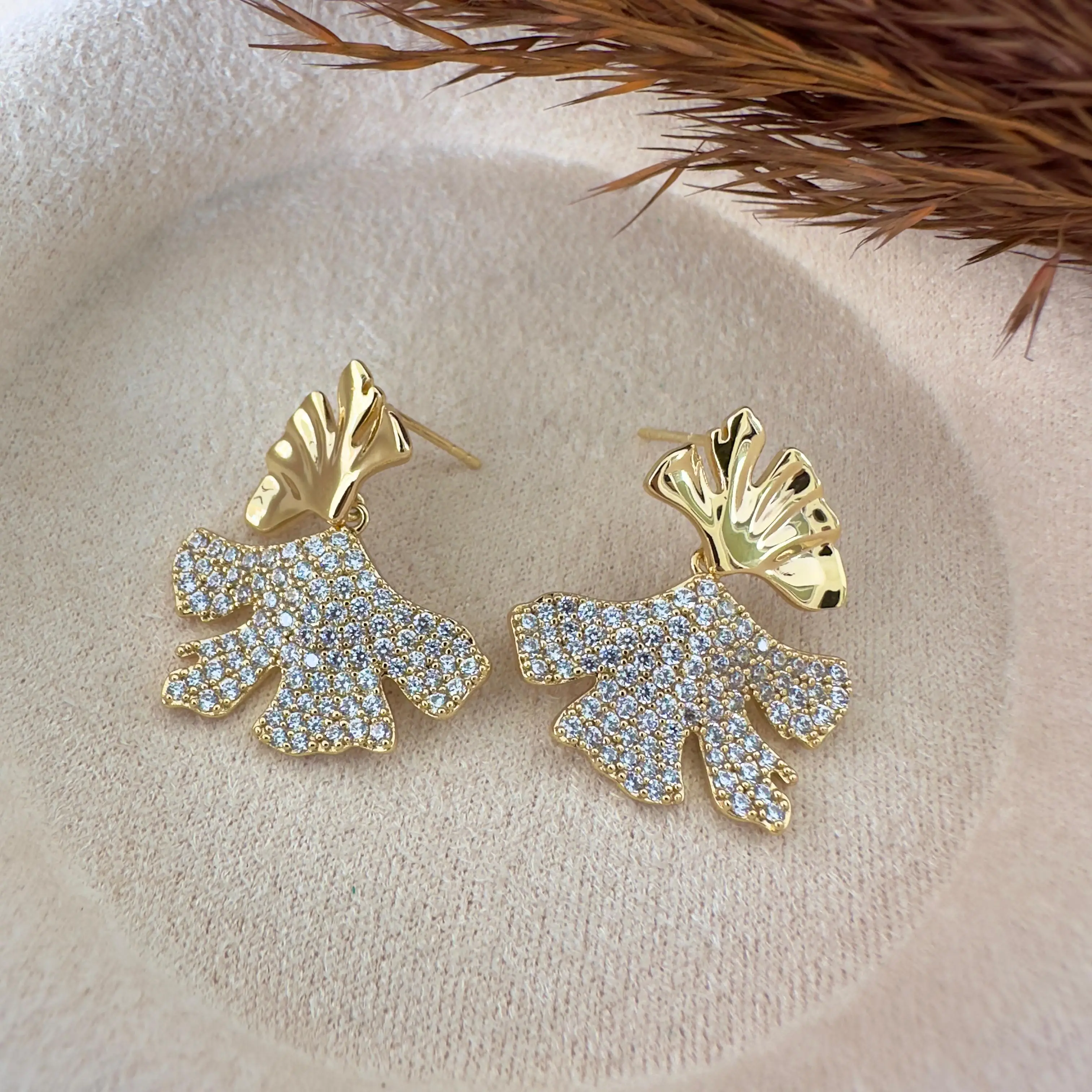 GY0117 Gold Taşlı Yaprak Küpe