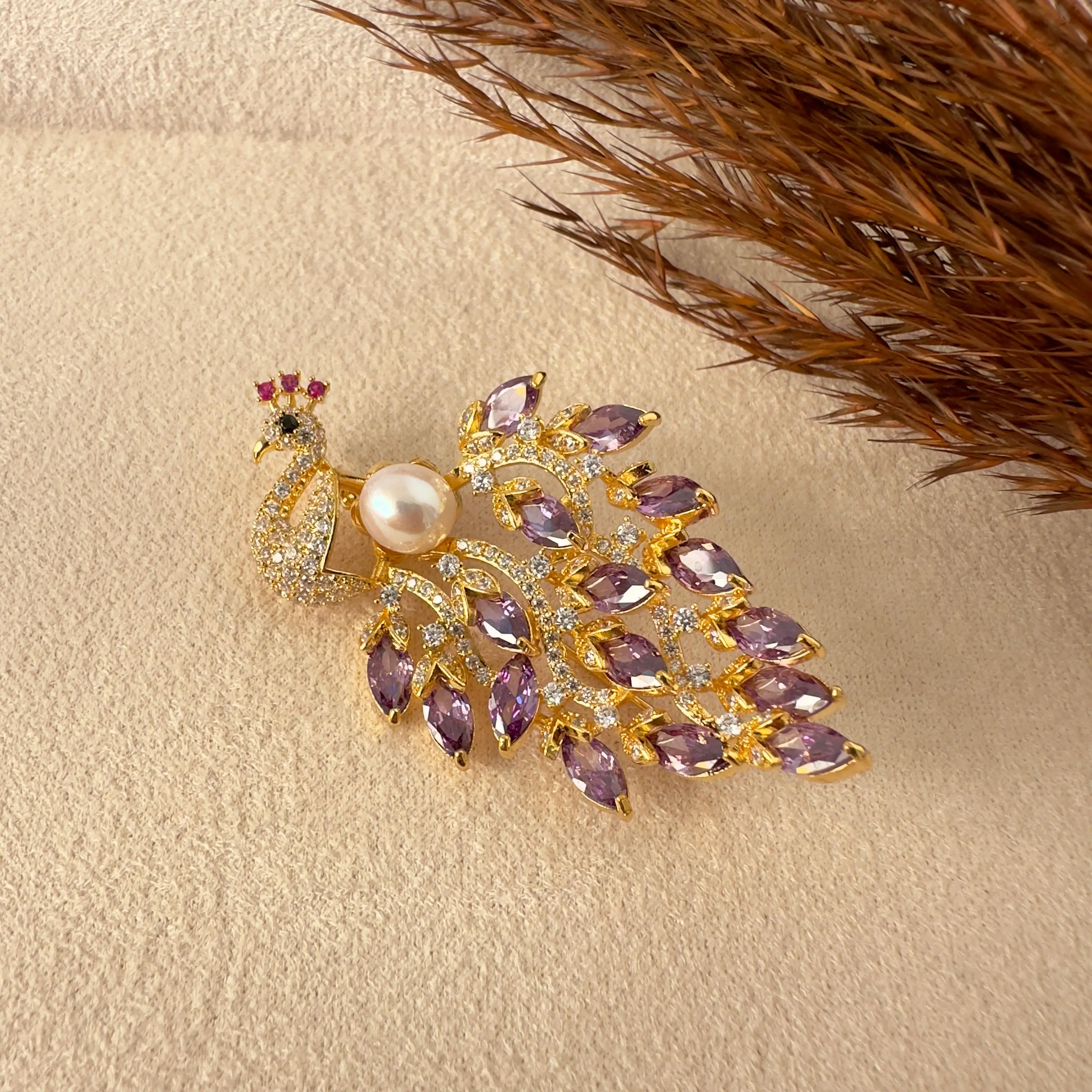 GY0001 Gold Mor Taşlı Tavus Kuşu Broş
