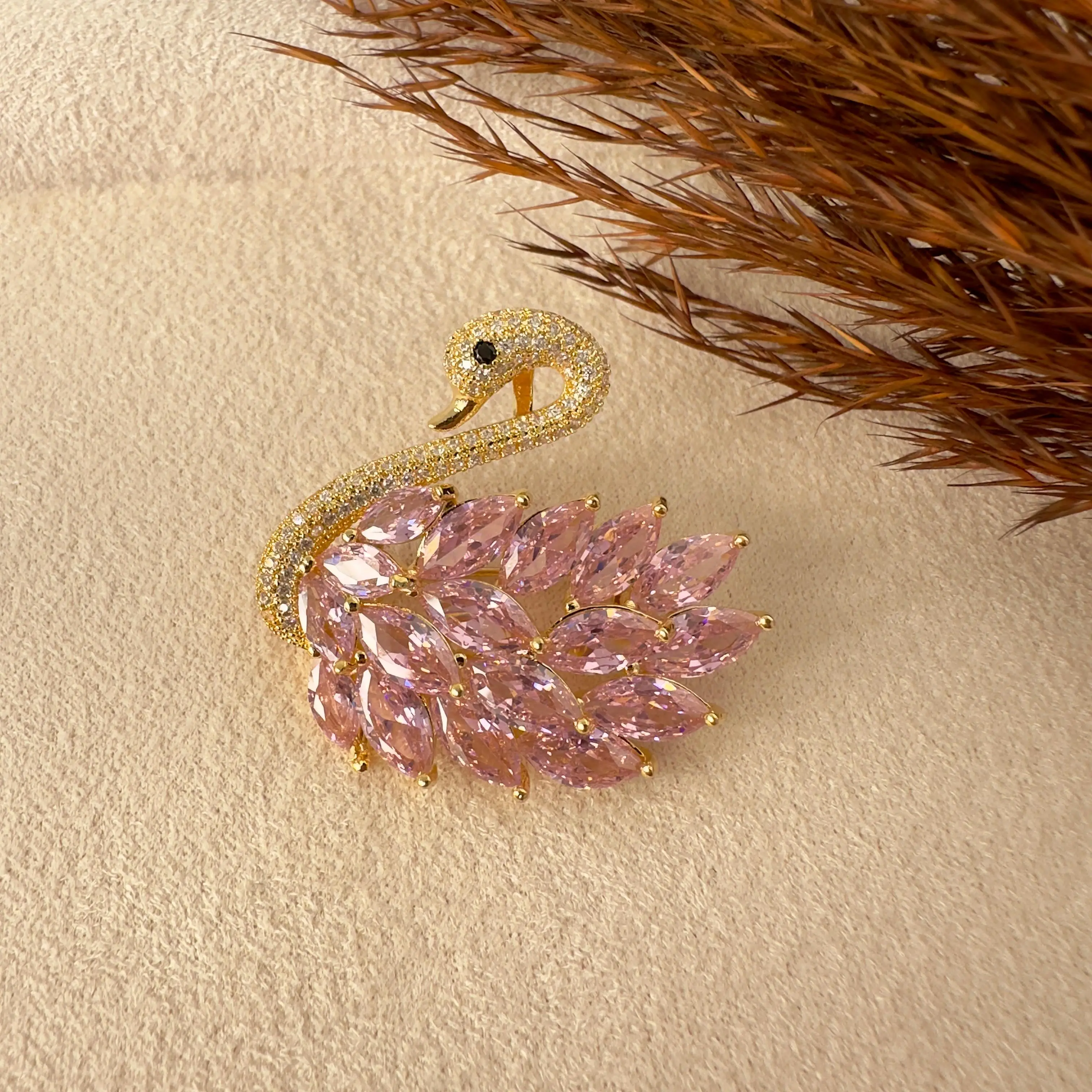 GY0003 Gold Pembe Taşlı Kuğu Broş
