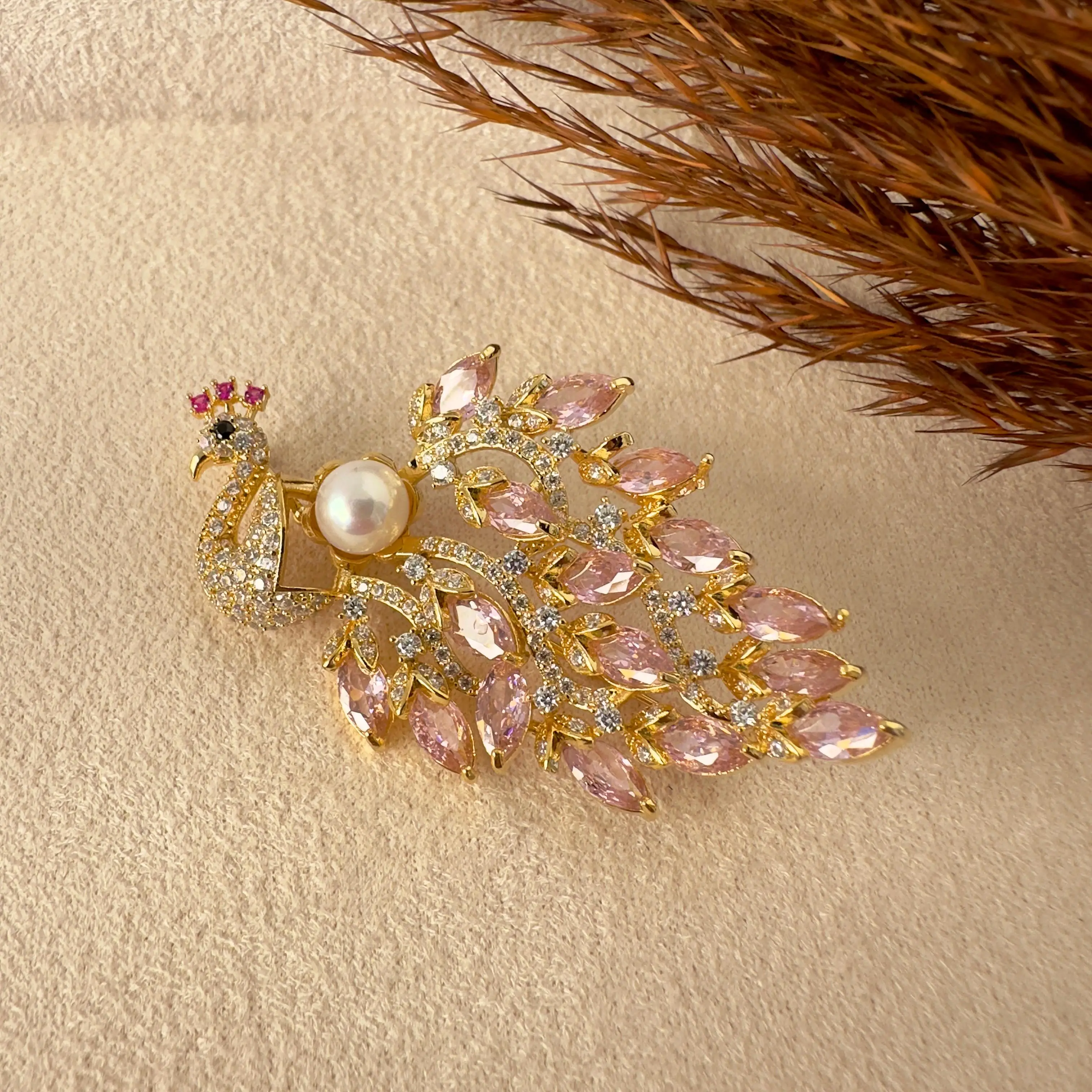 GY0004 Gold Pembe Taşlı Tavus Kuşu Broş