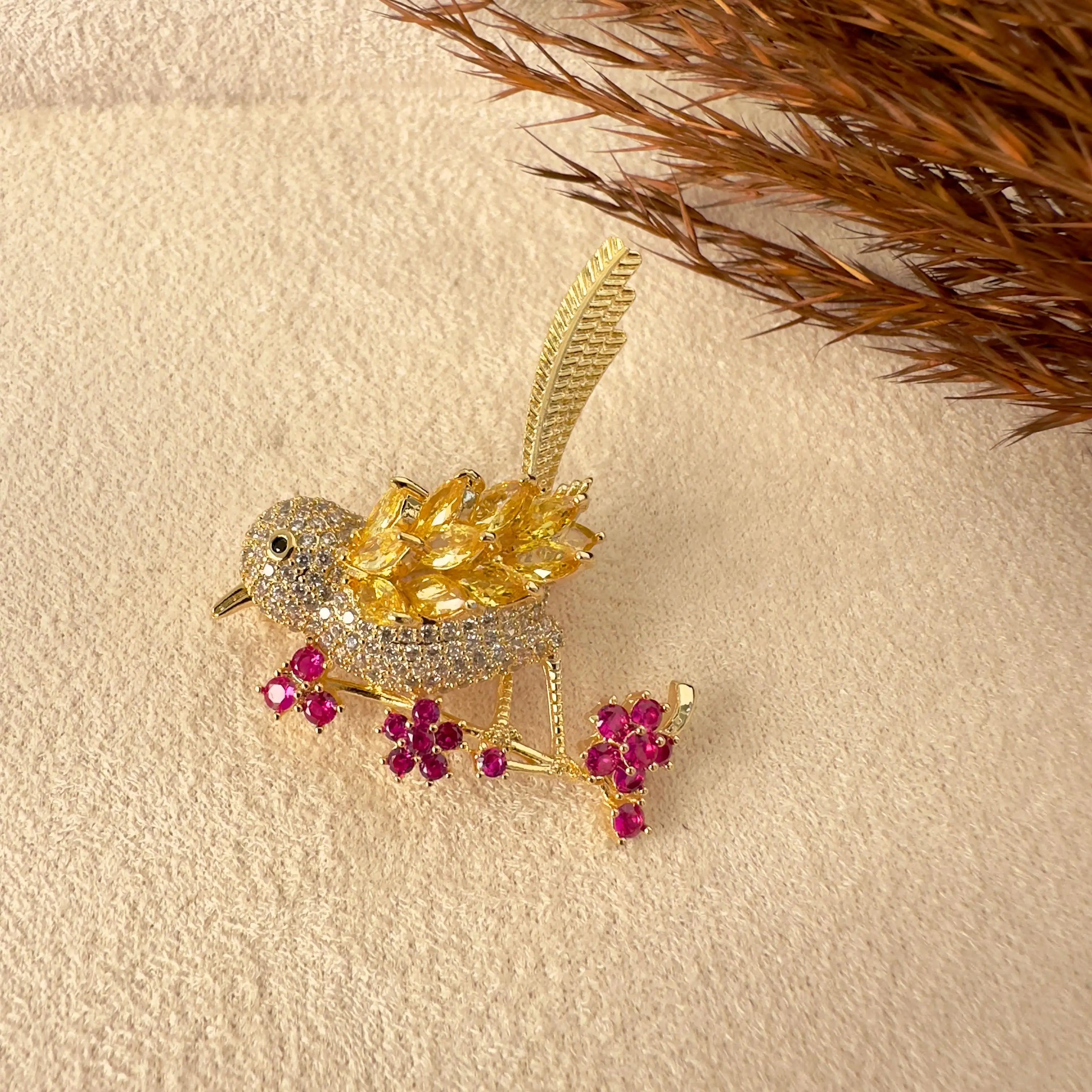 GY0010 Gold Renkli Taşlı Serçe Broş