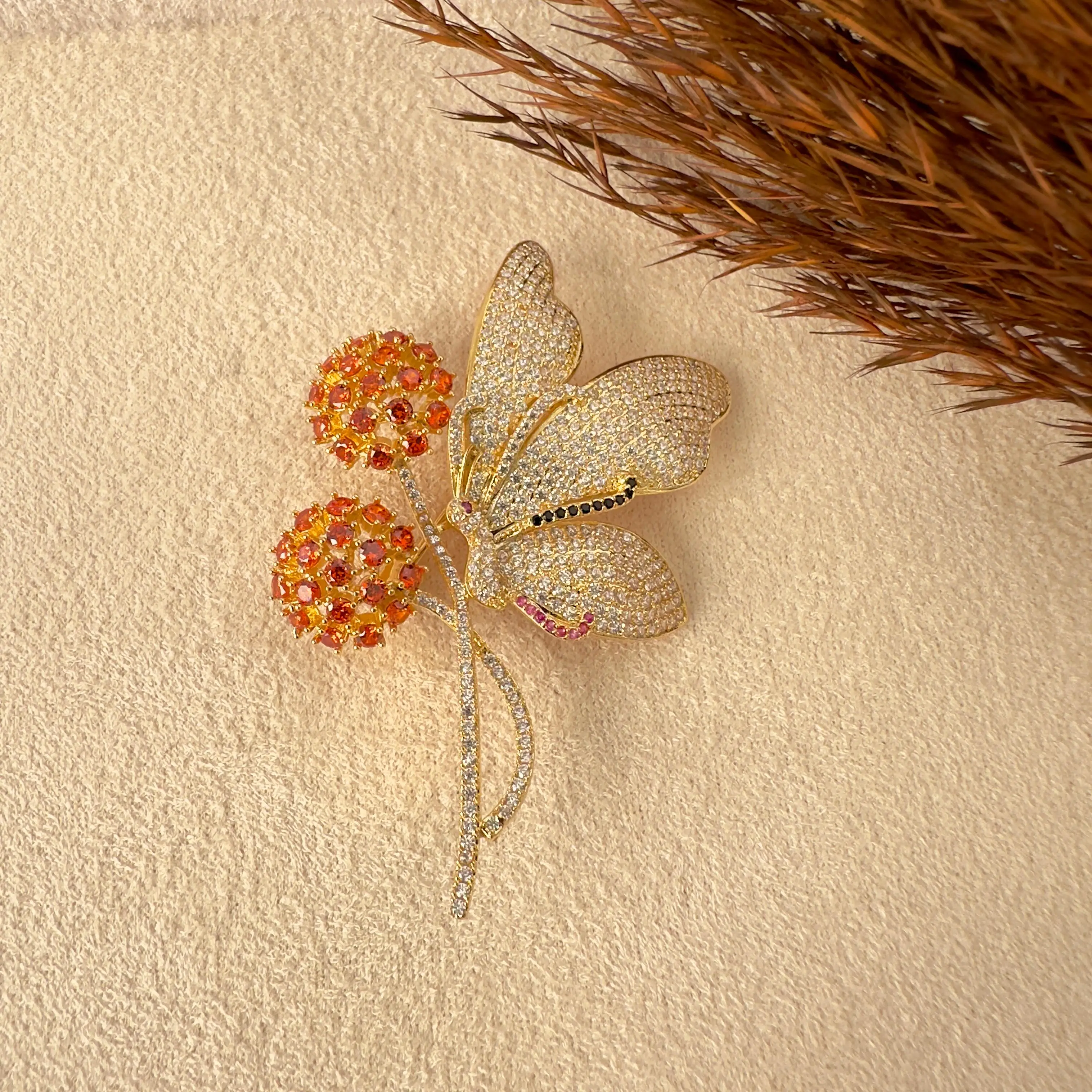 GY0011 Gold Çiçek Detaylı Kelebek Broş