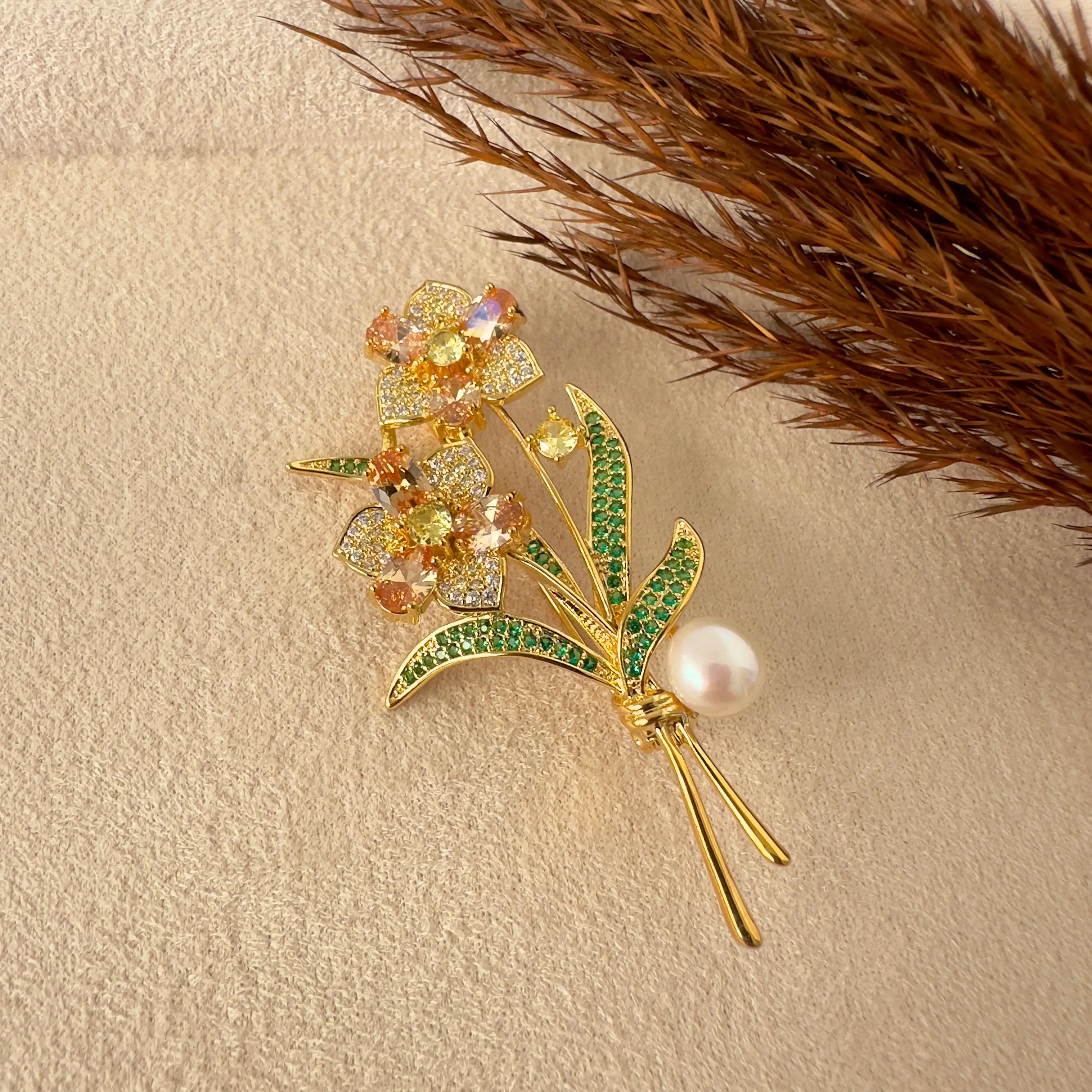 GY0012 Gold Renkli Taşlı Çiçek Broş