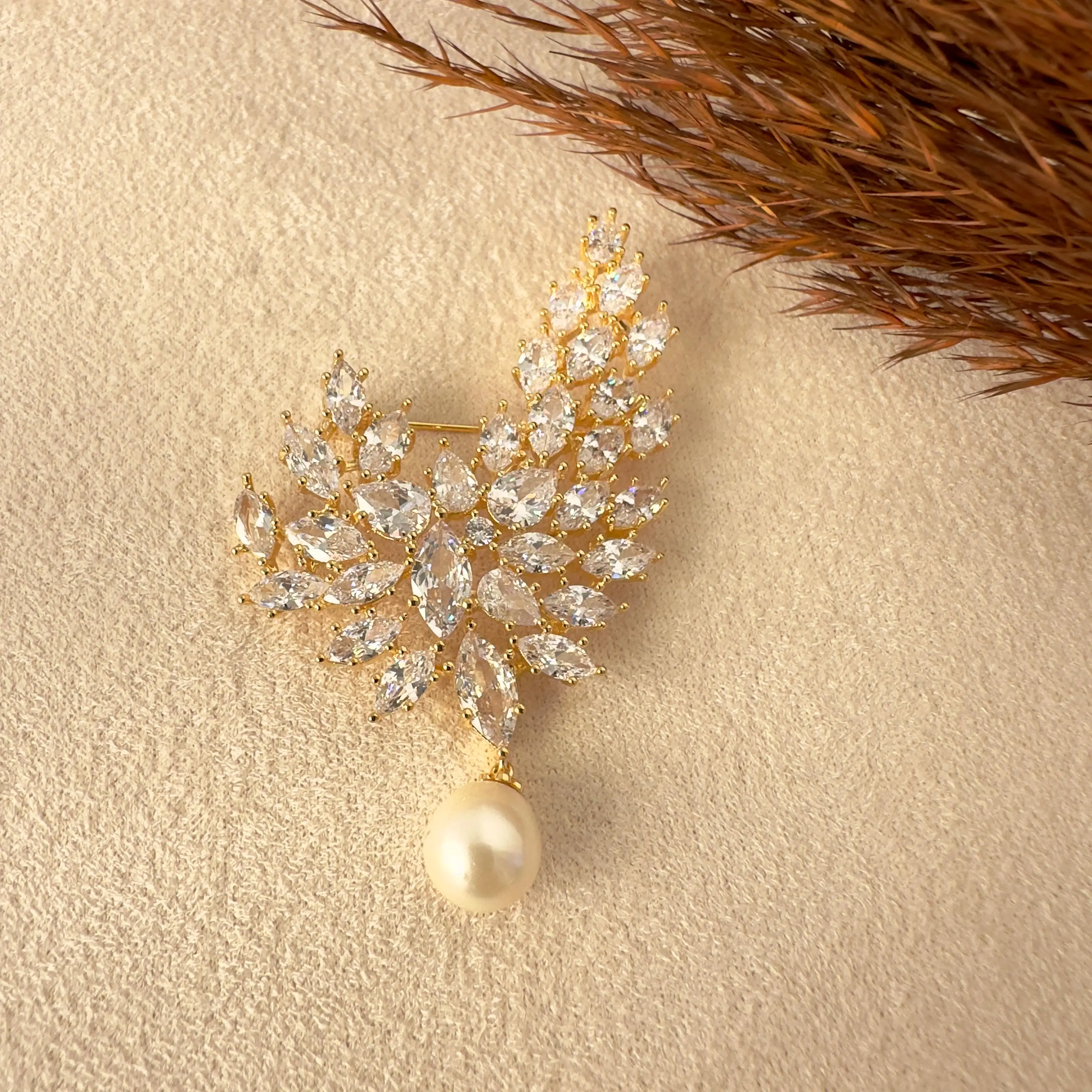 GY0013 Gold Taş ve İnci Detaylı Broş