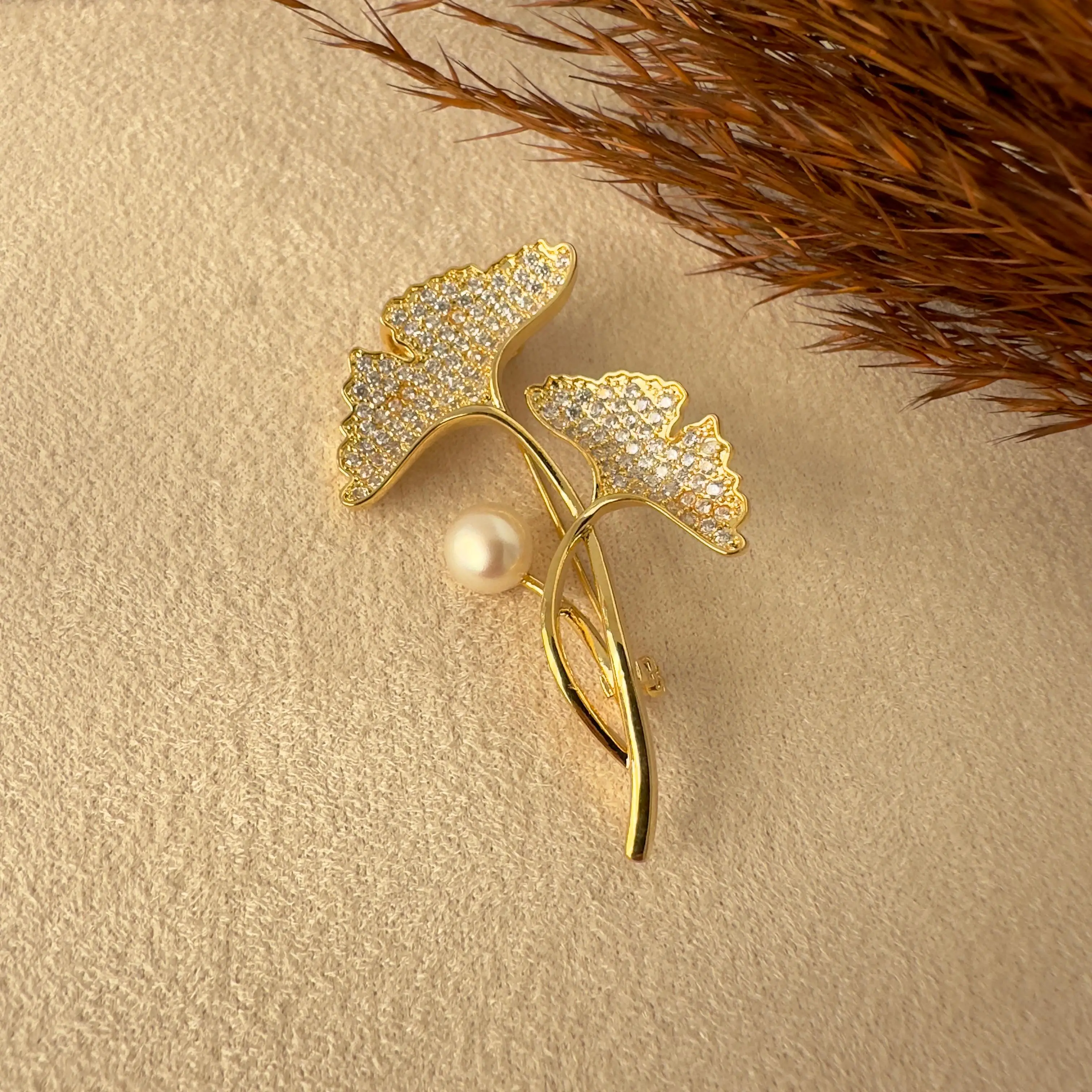 GY0014 Gold Taş ve İnci Detaylı Çiçek Broş