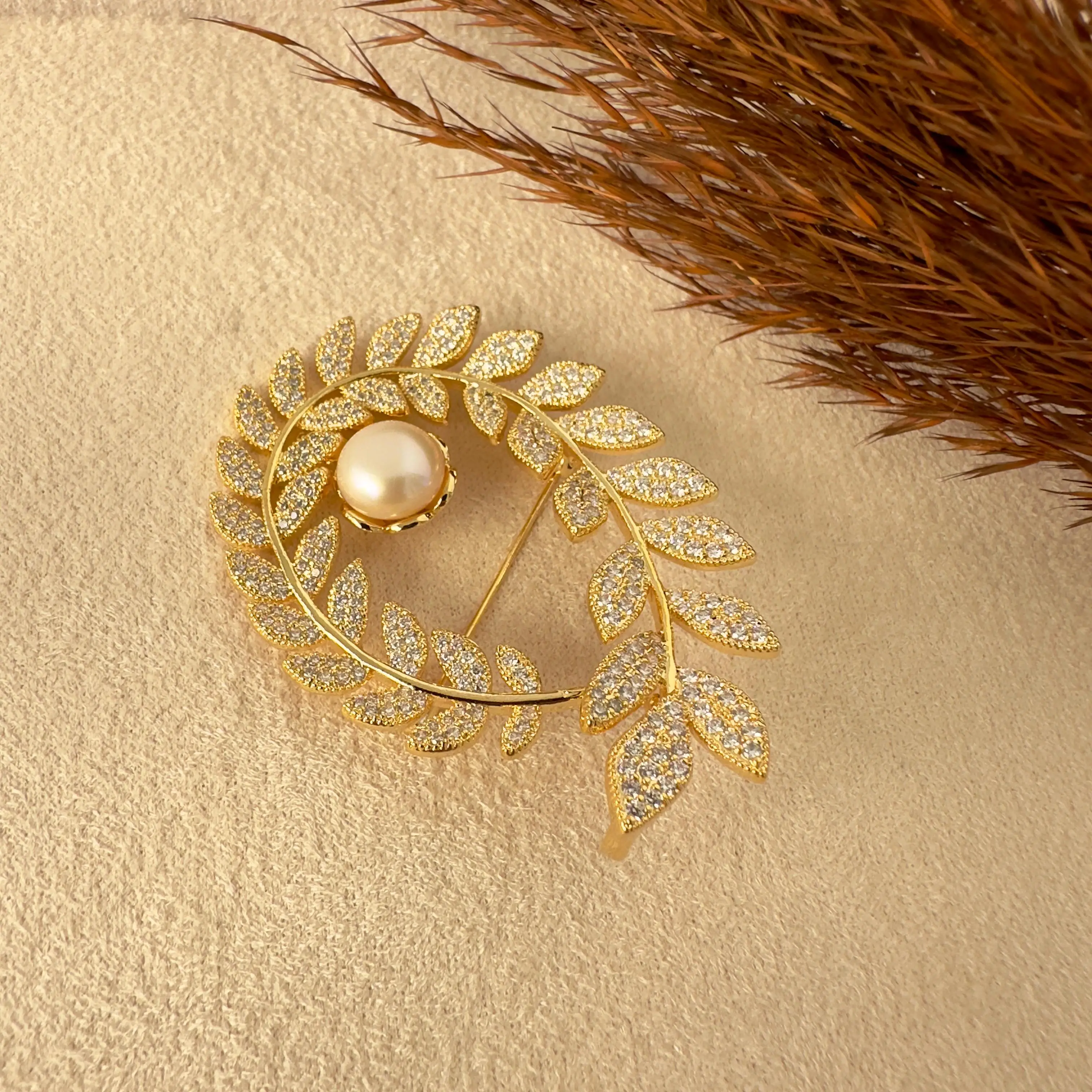 GY0017 Gold İnci Detaylı Arma Broş