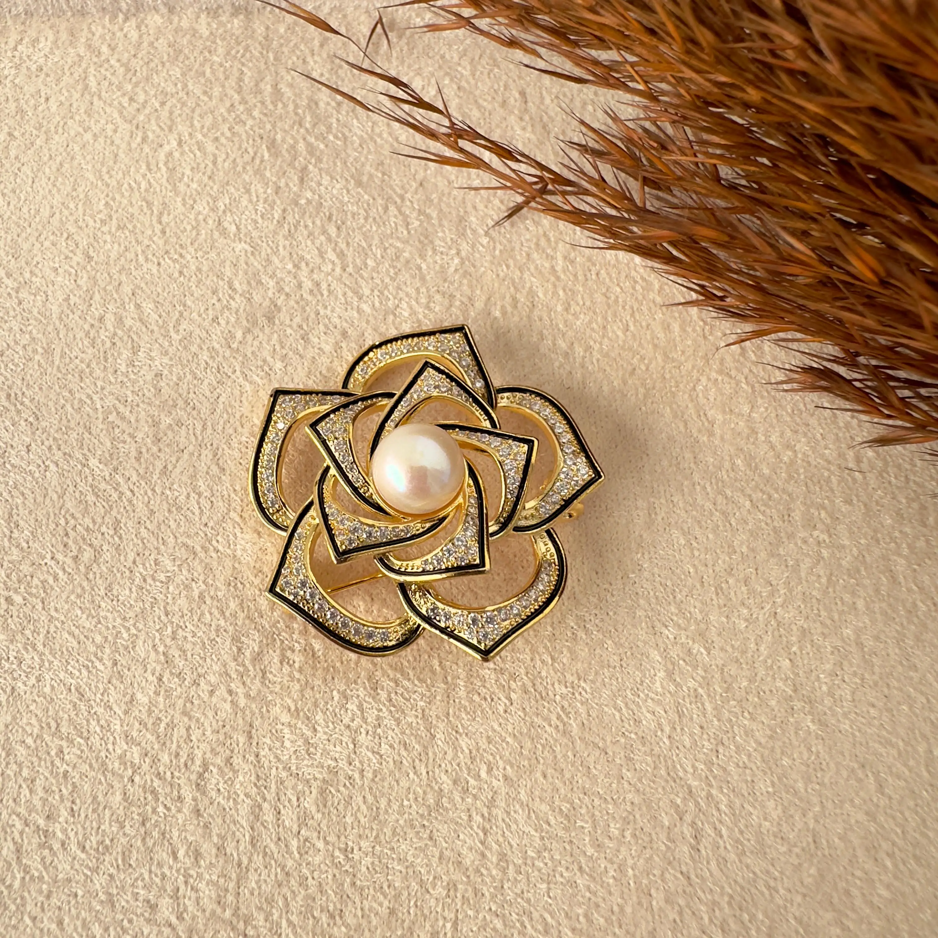 GY0026 Gold Siyah Taş Detay Gül Broş