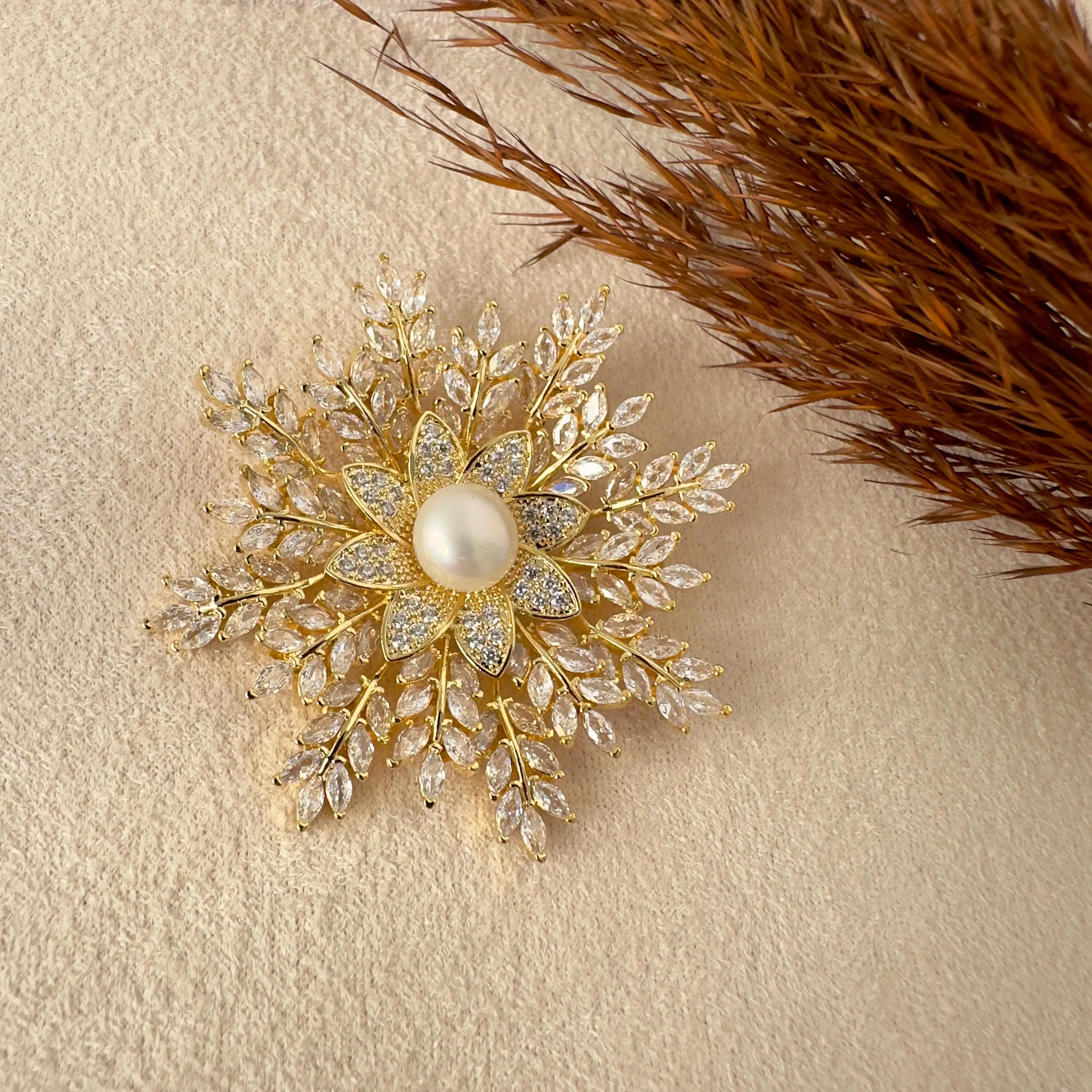 GY0027 Gold İnci Detay Çiçek Broş