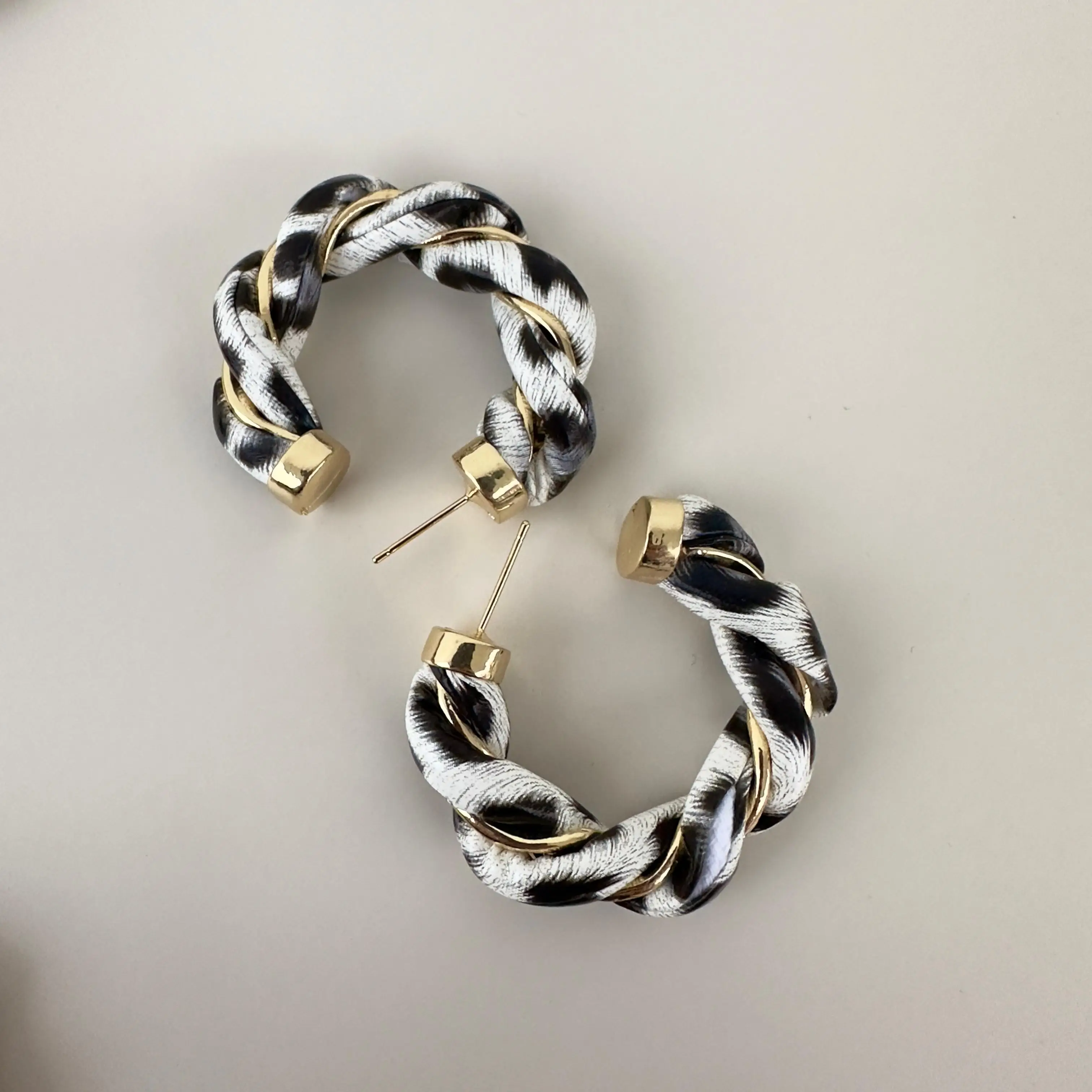 GY0212 Beyaz Halka Leopar Küpe