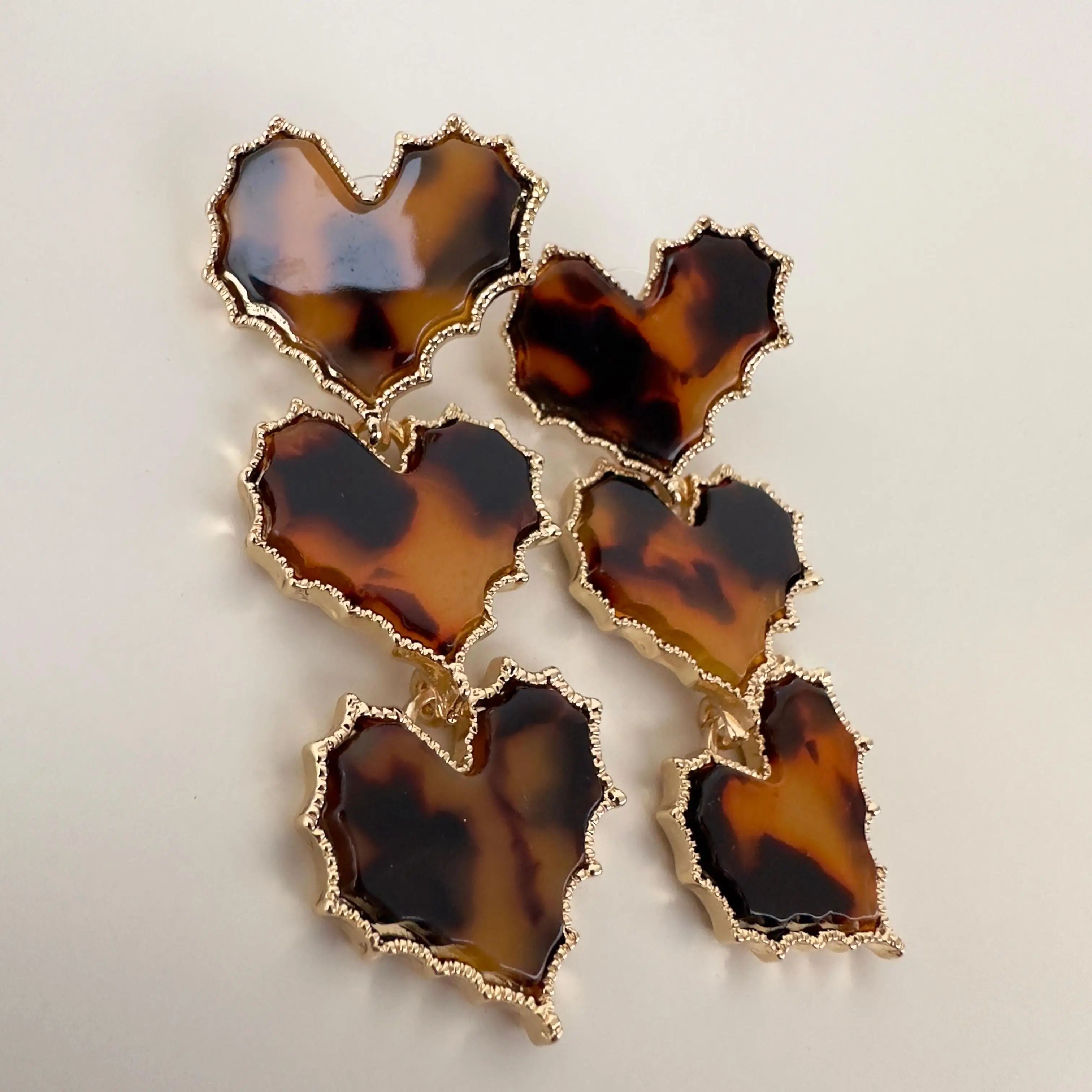 GY0216 Üç Kalp Sallantılı Leopar Küpe