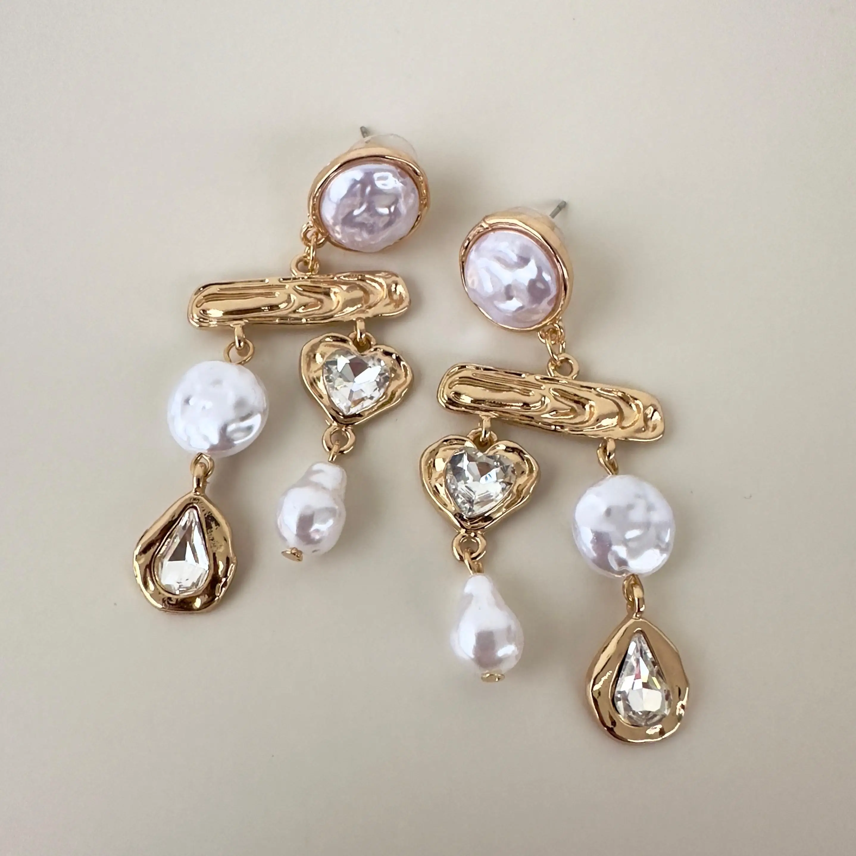 GY0231 Gold İnci Detay Sallantılı Küpe