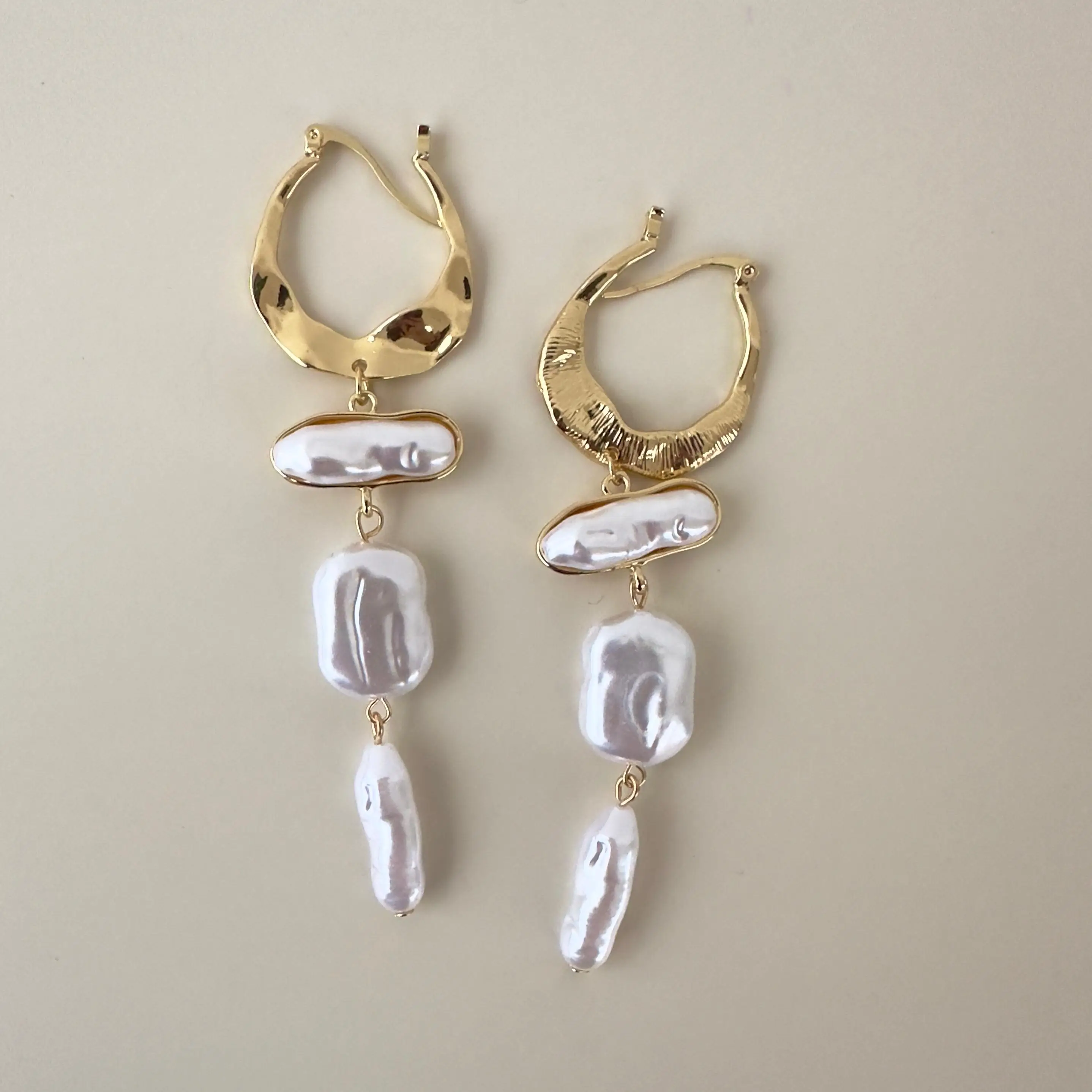 GY0232 Gold İnci Detay Sallantılı Küpe