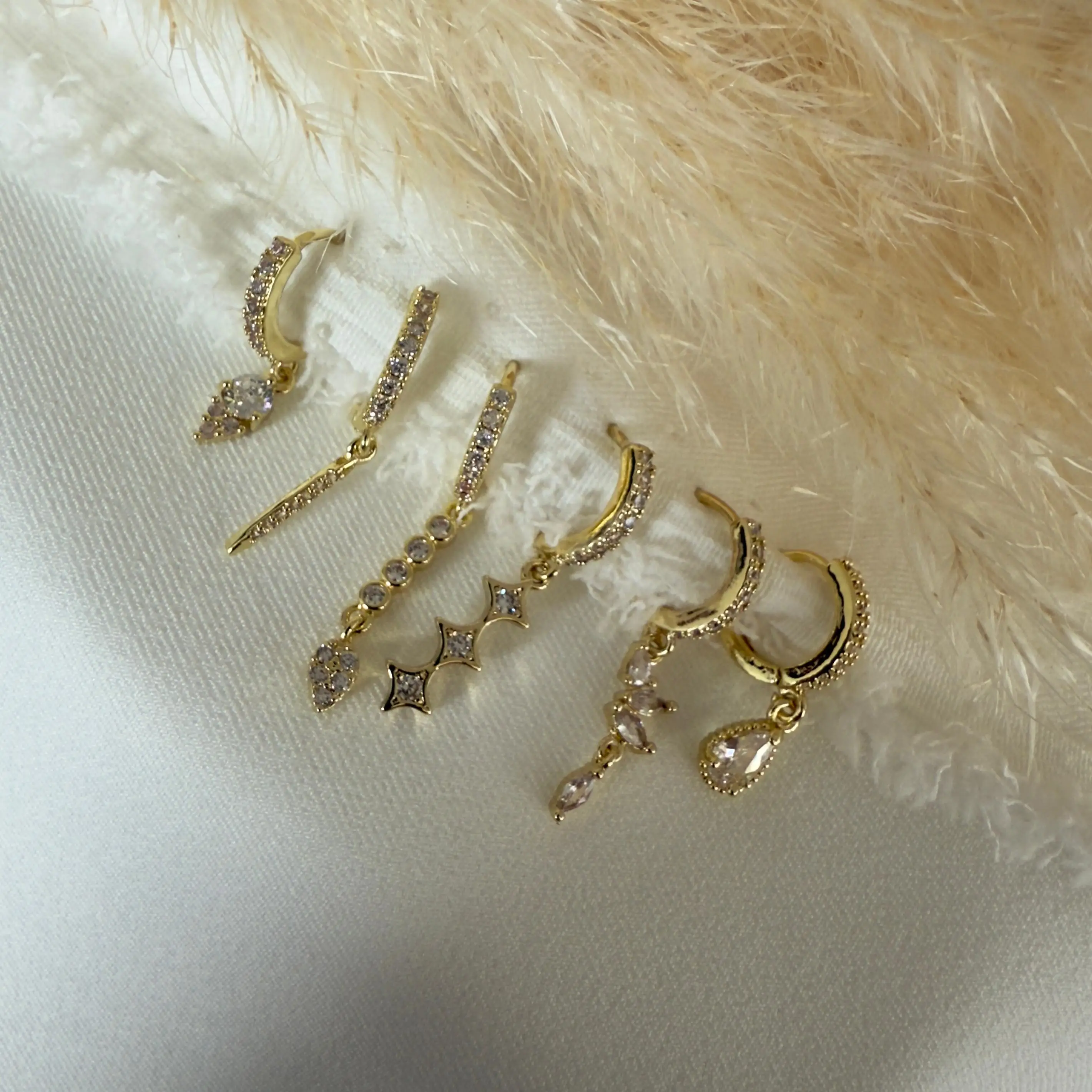 GY0019 Taşlı Sallantılı Gold Set Küpe